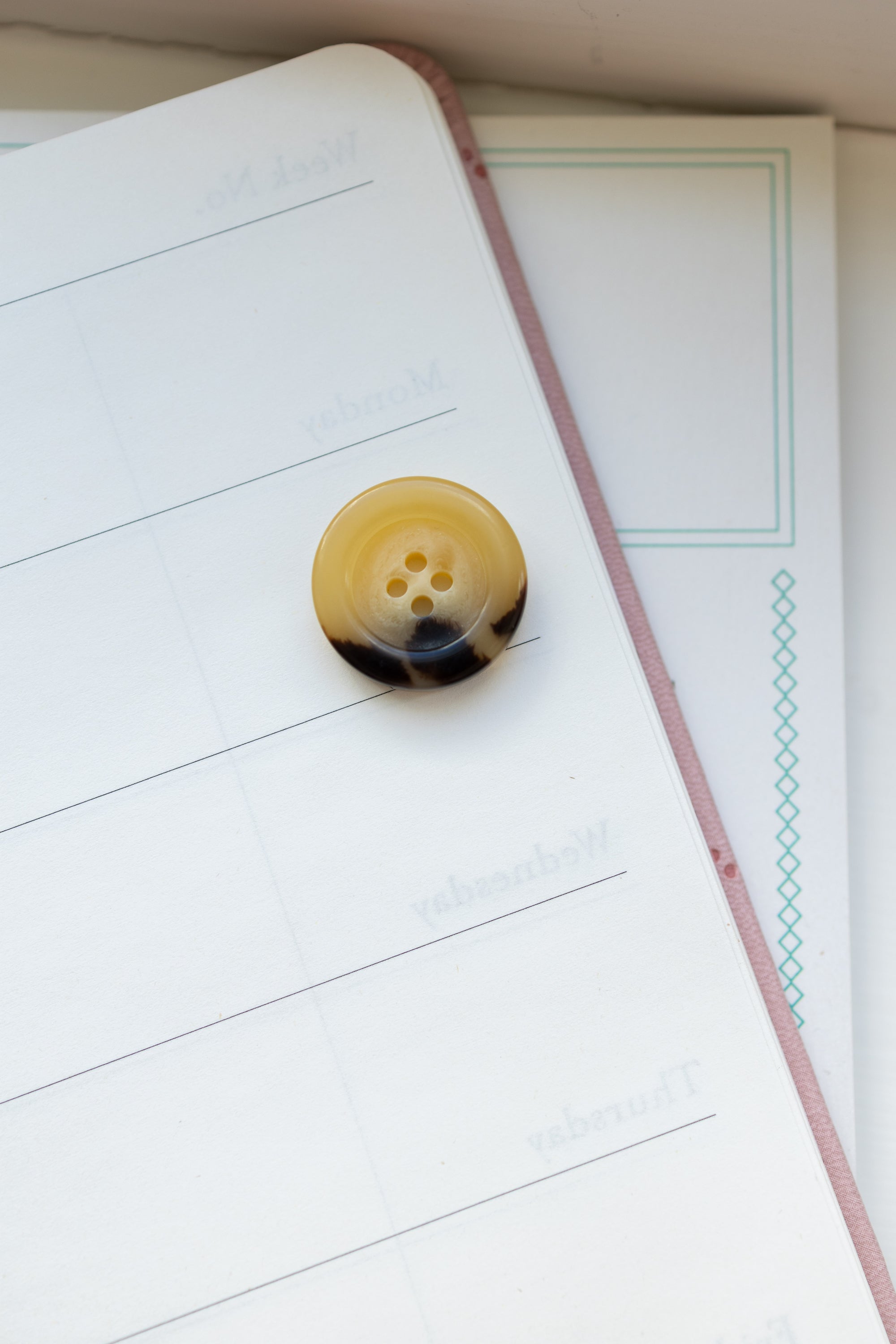 Imitated horn button 23 mm